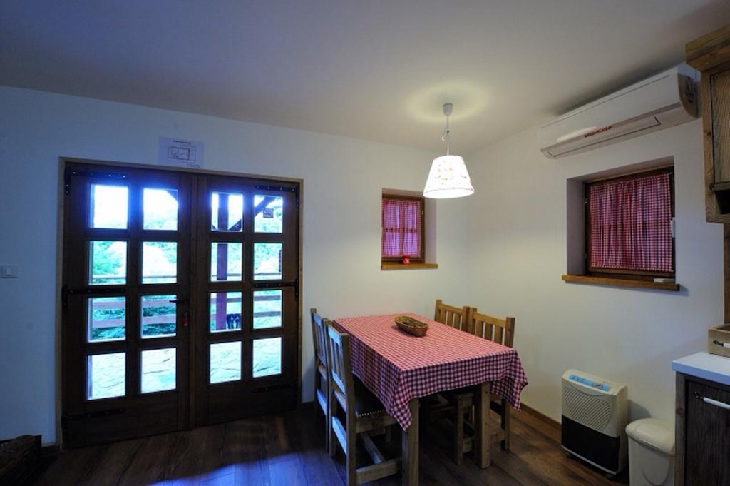 Apartment Drvena Kuca Mreznica Gornji Zvecaj Ruang foto