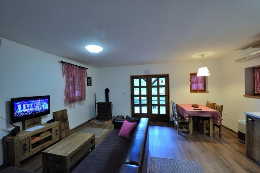 Apartment Drvena Kuca Mreznica Gornji Zvecaj Ruang foto
