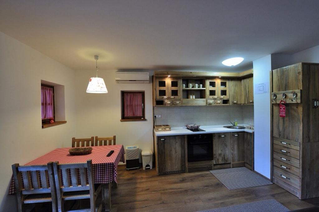 Apartment Drvena Kuca Mreznica Gornji Zvecaj Ruang foto